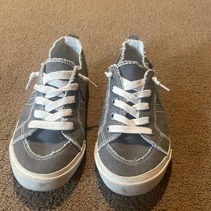Maurice low top shoes, size 8 women, never worn before